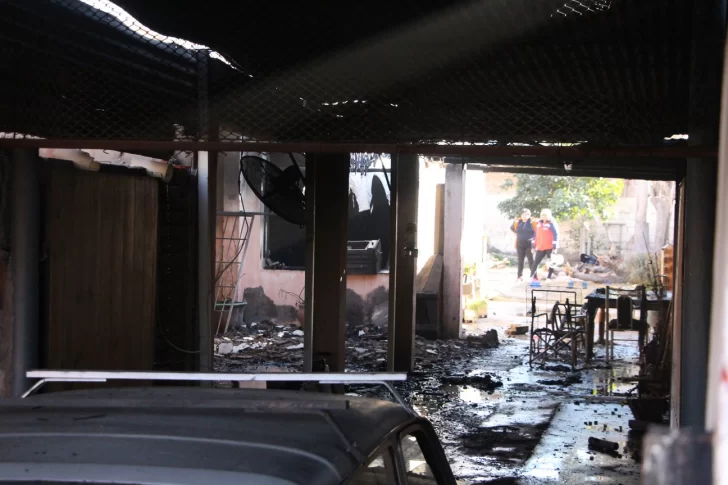 Rescatan a un anciano de su casa cuando ardía en llamas: está muy grave