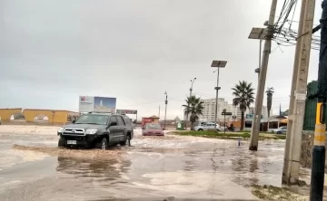 [VIDEOS] Enormes olas en La Serena llenaron las calles de agua