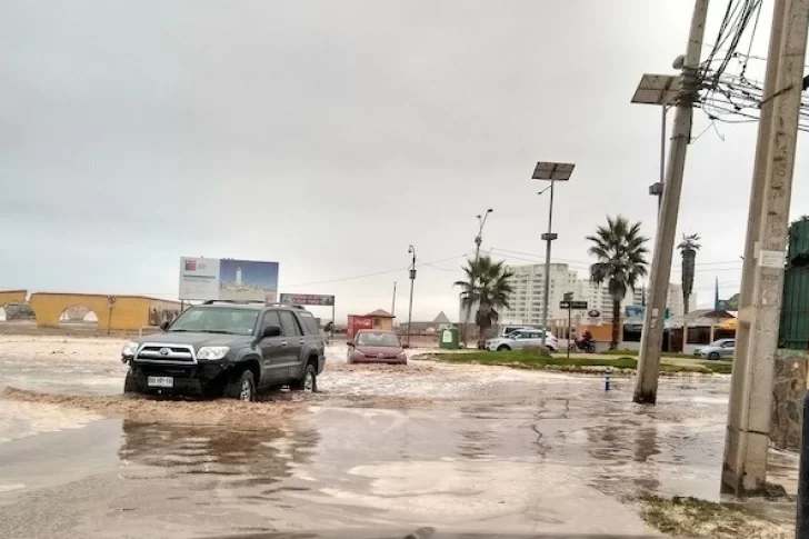 [VIDEOS] Enormes olas en La Serena llenaron las calles de agua