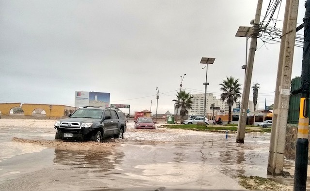 [VIDEOS] Enormes olas en La Serena llenaron las calles de agua