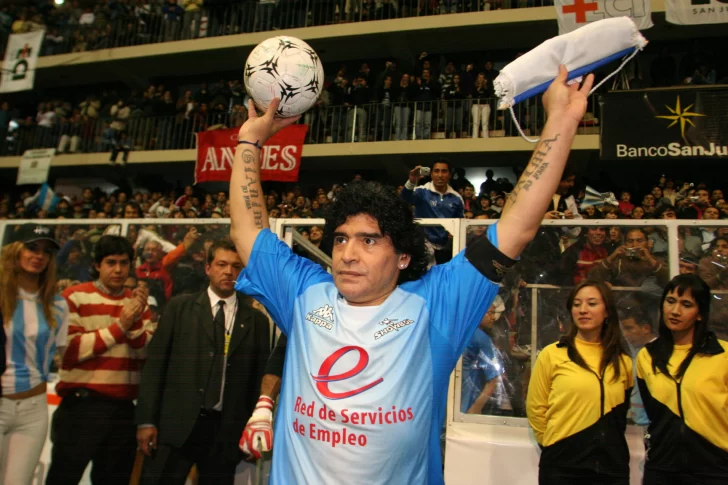 [FOTOS] La noche en que Maradona hizo estallar el Cantoni con su showbol