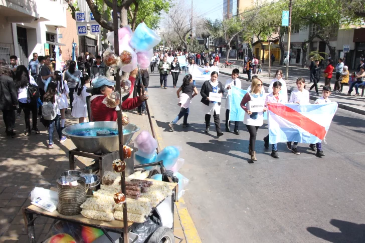 Una marea de Banderas recorrió la calle en homenaje a Sarmiento