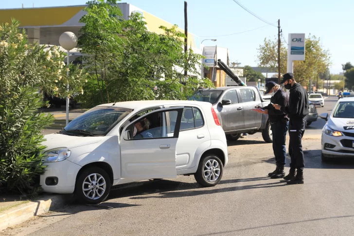 Chocaron en un cruce peligroso y se fueron contra una esquina Chocaron en un cruce peligroso y se fueron contra una esquina