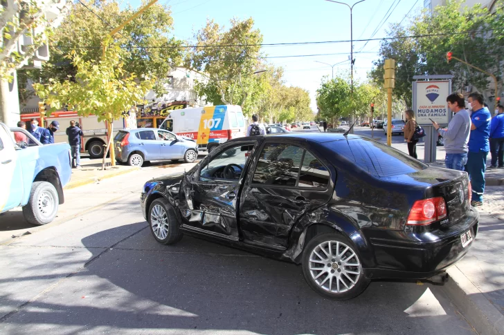 Un auto cruzó el semáforo en rojo y chocó violentamente contra otro vehículo Un auto cruzó el semáforo en rojo y chocó violentamente contra otro vehículo