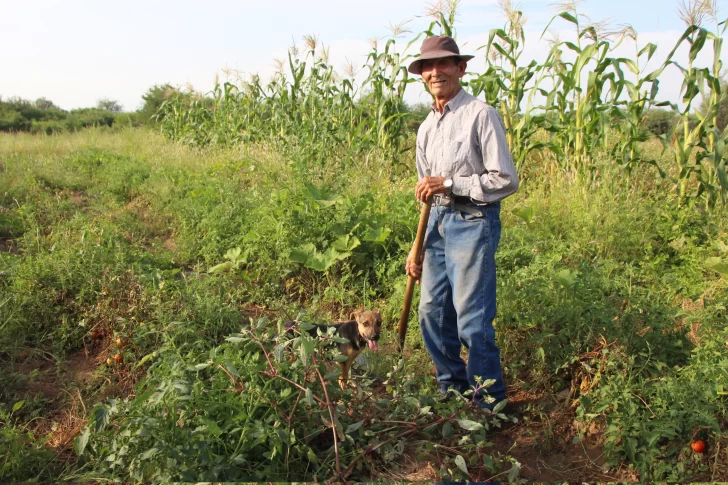 Tiene casi 90 años, pedalea 9 km diarios y trabaja la tierra como si fuera un adolescente