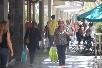 Cerca del mediodía salieron al centro para aprovechar el feriado