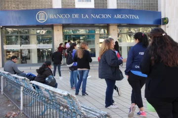 Abrieron los bancos y hubo largas colas desde la madrugada