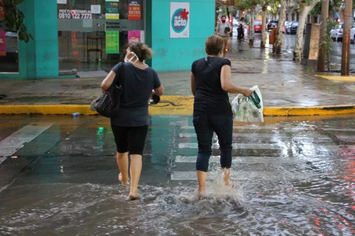 [IMÁGENES] Las calles céntricas colapsaron por la lluvia