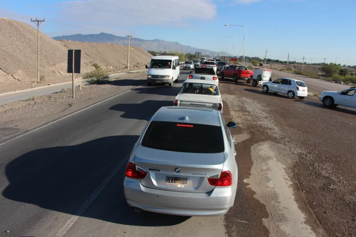 Desde temprano hubo largas colas para llegar a El Villicum Desde temprano hubo largas colas para llegar a El Villicum
