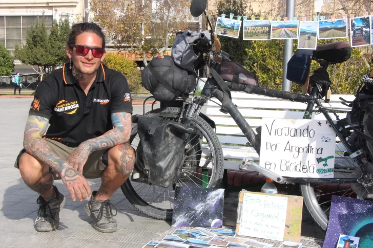 La historia del joven que recorre el país en una bicicleta que le dieron por una deuda