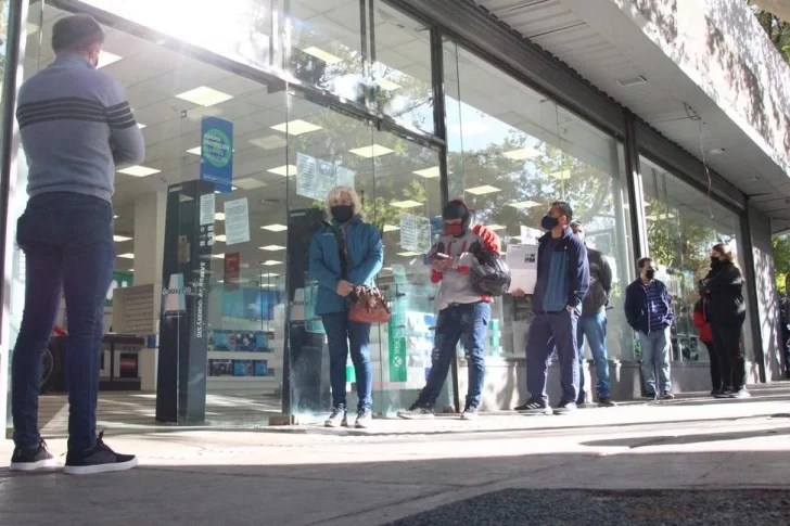 Los sanjuaninos volvieron a la Peatonal para comprar teléfonos y pagar créditos personales