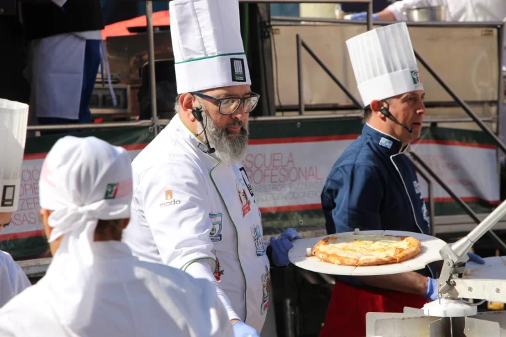 Una cuadra de cola, 3.500 pizzas y 3.500 empanadas para ayudar a Casa Cuna