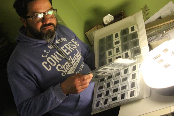 Entre rollos y negativos: el hombre que llegó a revelar 30.000 fotos por día