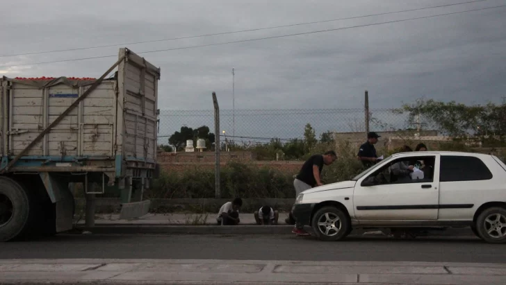 Quiso pasar a un camión y terminó chocando de costado con la cabina Quiso pasar a un camión y terminó chocando de costado con la cabina