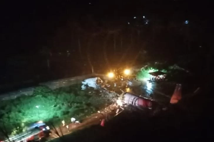 Un avión se salió de la pista y se partió en dos al aterrizar: al menos 5 muertos