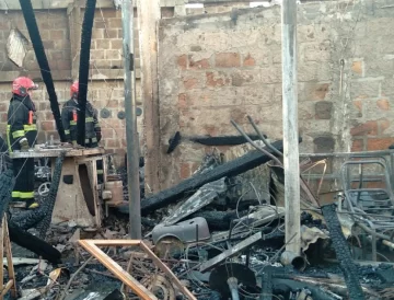 Salió a trabajar y se le incendió la casa: perdió casi todo Salió a trabajar y se le incendió la casa: perdió casi todo