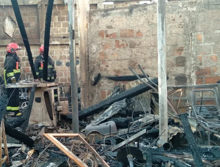 Salió a trabajar y se le incendió la casa: perdió casi todo Salió a trabajar y se le incendió la casa: perdió casi todo