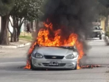 Por una falla mecánica, se incendió parte de un auto y Bomberos sofocaron las llamas Por una falla mecánica, se incendió parte de un auto y Bomberos sofocaron las llamas