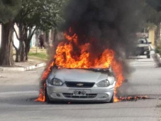 Por una falla mecánica, se incendió parte de un auto y Bomberos sofocaron las llamas Por una falla mecánica, se incendió parte de un auto y Bomberos sofocaron las llamas