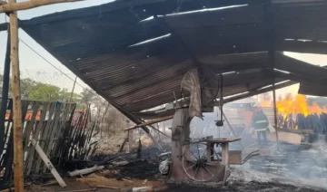 Ardió un aserradero y se perdieron 35 toneladas de madera Ardió un aserradero y se perdieron 35 toneladas de madera