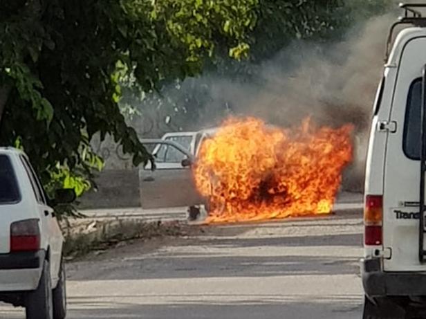 Por una falla mecánica, el fuego arrasó con un auto: una mujer se salvó de milagro Por una falla mecánica, el fuego arrasó con un auto: una mujer se salvó de milagro