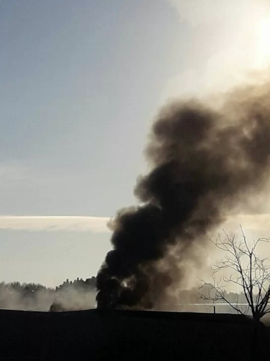 Un voraz incendio consumió motores, vehículos viejos y tachos de pintura Un voraz incendio consumió motores, vehículos viejos y tachos de pintura
