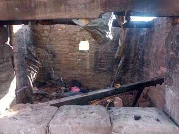Drama en San Martín: el fuego arrasó con todo y seis niños se quedaron sin nada Drama en San Martín: el fuego arrasó con todo y seis niños se quedaron sin nada