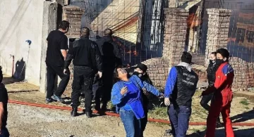 Se fue a trabajar, dejó a sus tres hijos con una niñera y dos murieron en un incendio