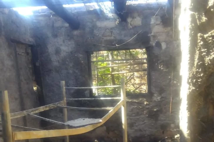 Incendio en una vivienda: 3 chicos se salvaron de las llamas por dormir junto a su mamá