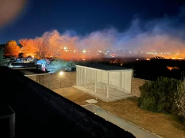 Un enorme incendio en un baldío ubicado en medio de barrios generó preocupación Un enorme incendio en un baldío ubicado en medio de barrios generó preocupación