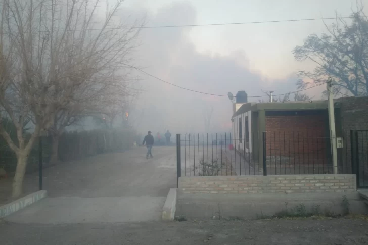 Enorme operativo por un incendio de pasturas en medio del viento: hay casas en riesgo