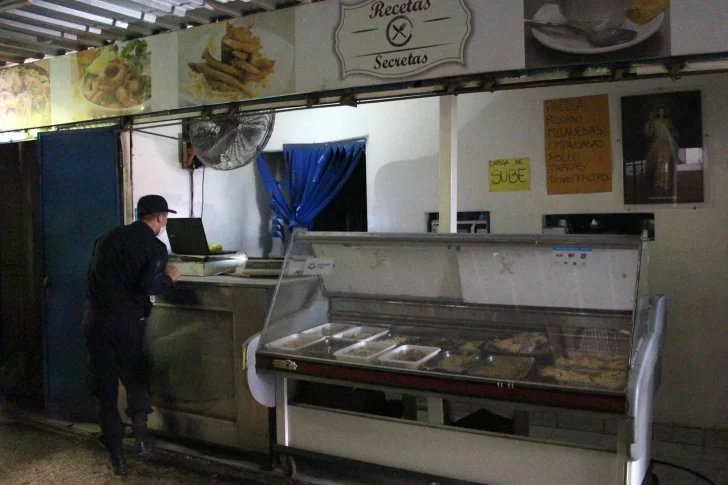 Fuego en un local de una galería de comidas céntrica: debieron desalojarla por completo