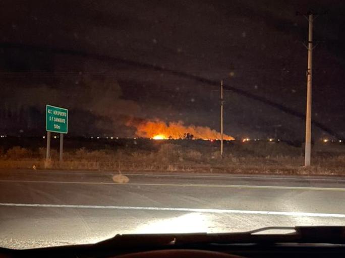 Bomberos y efectivos policiales trabajaron en un incendio de pastizales Bomberos y efectivos policiales trabajaron en un incendio de pastizales