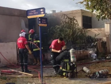 Policías rescataron al dueño de una casa que se incendió: debieron hospitalizarlo Policías rescataron al dueño de una casa que se incendió: debieron hospitalizarlo