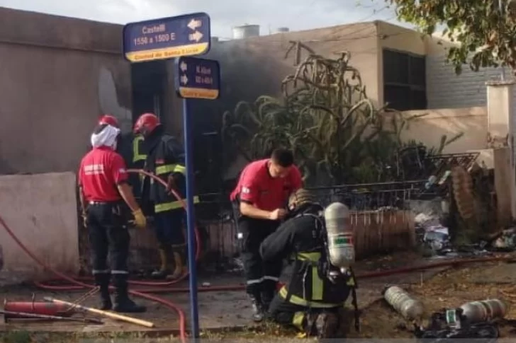 Policías rescataron al dueño de una casa que se incendió: debieron hospitalizarlo