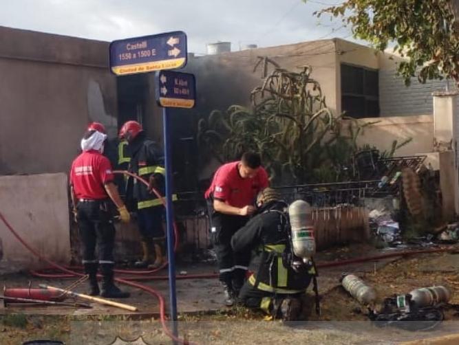 Policías rescataron al dueño de una casa que se incendió: debieron hospitalizarlo Policías rescataron al dueño de una casa que se incendió: debieron hospitalizarlo