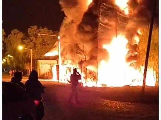Una fábrica de bolsones de cal fue consumida por las llamas