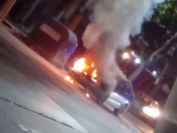 Alarma por el incendio de un auto en plena calle de Capital