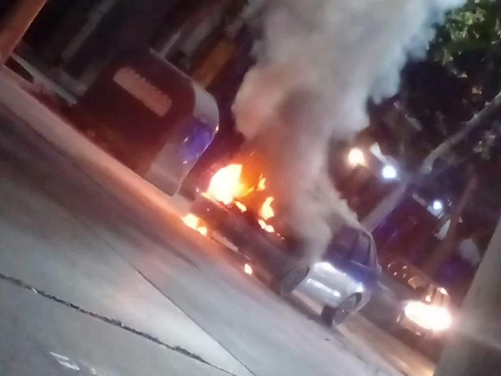 Alarma por el incendio de un auto en plena calle de Capital