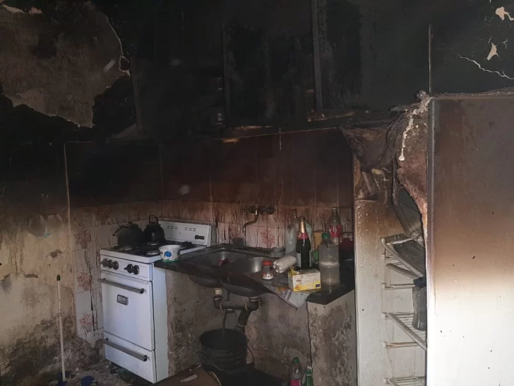 Una pareja con 6 hijos regresó a su casa y descubrió que estaba en llamas Una pareja con 6 hijos regresó a su casa y descubrió que estaba en llamas