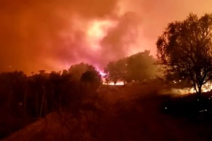 Un impresionante incendio afecta la zona de las sierras de San Luis