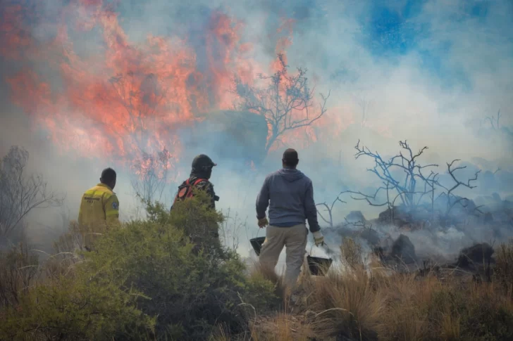 Las impactantes fotos que muestran el avance de las llamas en las sierras de Valle Fértil