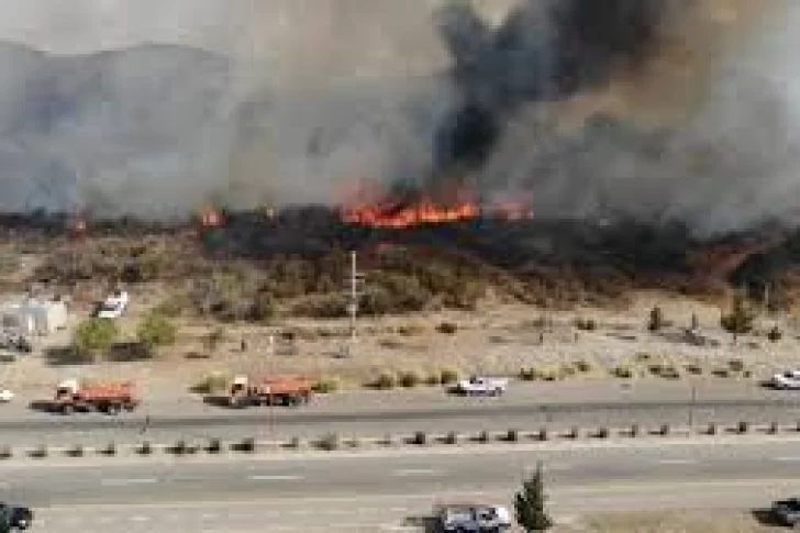 Controlan tres focos de incendio en San Luis y evitan que el fuego afecte un área urbana