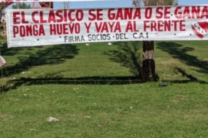 Hinchas de Independiente presionaron a los jugadores con una bandera