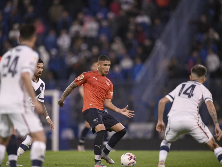 Sobre el final, Vélez consiguió un empate frente a Independiente Sobre el final, Vélez consiguió un empate frente a Independiente