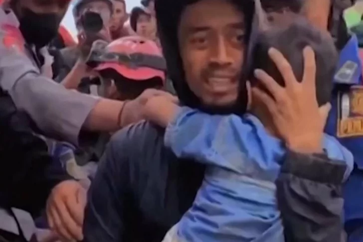 Rescatan con vida a un nene de 6 años que pasó 2 días bajo los escombros tras el terremoto