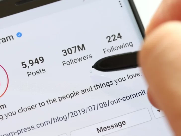 Le ordenaron a una influencer no publicar en redes sociales fotos de sus hijas Le ordenaron a una influencer no publicar en redes sociales fotos de sus hijas