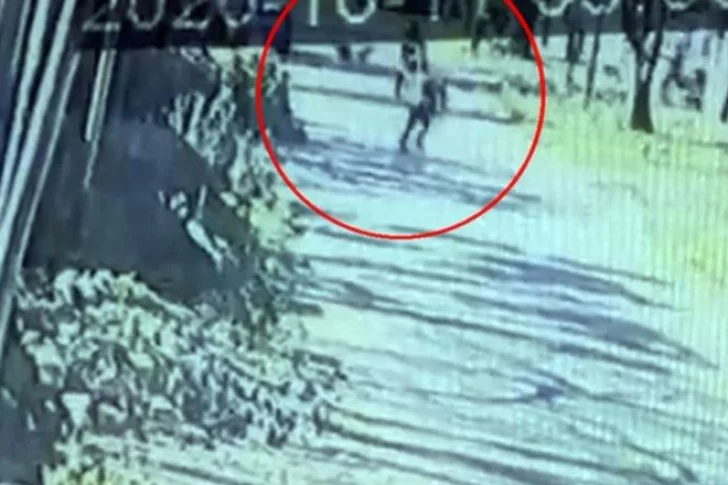 [VIDEO] Le arrebató el arma a un delincuente, lo corrió y lo mató