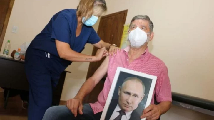 Un intendente se aplicó la vacuna con la foto de Putin y éste le respondió Un intendente se aplicó la vacuna con la foto de Putin y éste le respondió