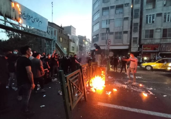 Irán condenó a muerte a un sexto manifestante y arrestó a una actriz por estar sin velo Irán condenó a muerte a un sexto manifestante y arrestó a una actriz por estar sin velo